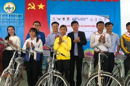 Trao 10 chiếc xe đạp cho học sinh có hoàn cảnh khó khăn tại huyện Ia Pa, Gia Lai.