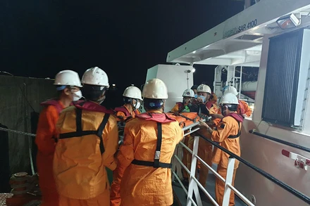 Thuyền viên được đưa về bờ an toàn.