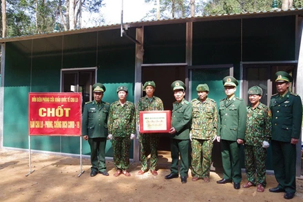 Trung tướng Đỗ Danh Vượng tặng quà cán bộ, chiến sĩ làm nhiệm vụ tại chốt phòng, chống dịch Covid-19 của Đồn Biên phòng cửa khẩu Quốc tế Cha Lo. (Ảnh: VIẾT LAM)