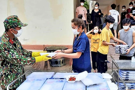 Chiến sĩ thực hiện nhiệm vụ bảo đảm bữa ăn cho công dân trong khu cách ly tập trung tại Trung đoàn 971, Bộ Chỉ huy quân sự TP Đà Nẵng.