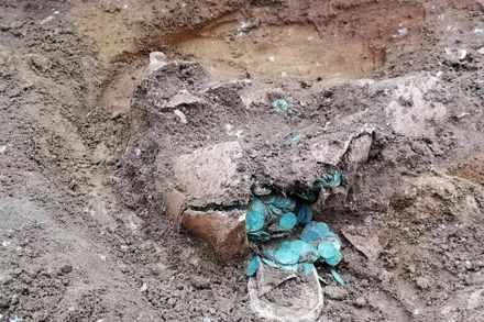 Các nhà khảo cổ phát hiện ra hàng nghìn đồng xu cổ được chôn trong một trang trại ở Hungary. Ảnh: Bảo tàng Ferenczy.