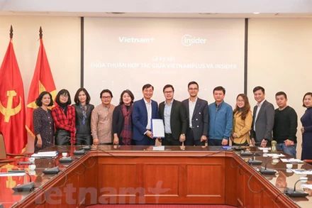 Đại diện báo điện tử VietnamPlus, Trung tâm kỹ thuật Thông tấn (thuộc TTXVN) và đại diện công ty Insider tại lễ ký kết thỏa thuận hợp tác. Ảnh: Lê Minh Sơn