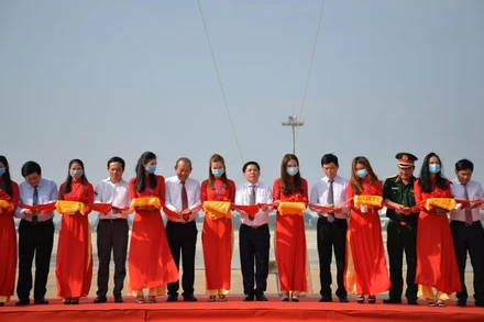 Đồng chí Trương Hòa Bình và lãnh đạo các bộ, ngành, địa phương cắt băng khánh thành.