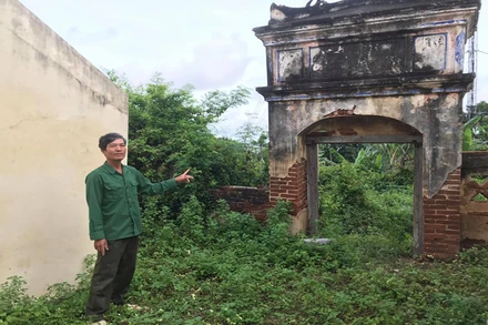 Cửa Đông môn xuống cấp trầm trọng. Vòng thành, các mặt đông - nam- bắc bị sập.