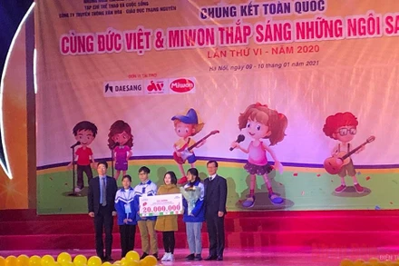 BTC trao giải đặc biệt cho đội nghệ thuật của trường THCS Tân Thành.