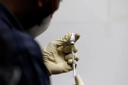 Bác sĩ với ống kim tiêm chứa vaccine COVAXIN, loại vaccine Covid-19 thử nghiệm được chính phủ Ấn Độ hậu thuẫn, trước khi tiêm thử nghiệm cho nhân viên y tế ngày 26-11-2020 . Ảnh: Reuters.