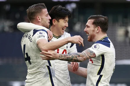 Son Heung-Min (giữa) và Alderweireld (trái) cùng ghi bàn cho Tottenham.