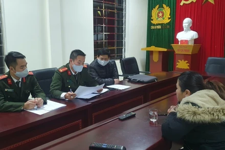 Công an TP Sơn La lập biên bản xử lý các trường hợp đăng thông tin sai sự thật về dịch Covid-19.