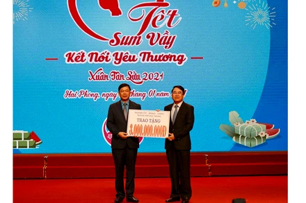 Lãnh đạo TP Hải Phòng trao ba tỷ đồng quà tặng công nhân, lao động có hoàn cảnh khó khăn.