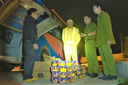 Lực lượng Công an kiểm tra phát hiện xe khách chở 56 hộp pháo hoa.
