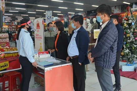 Lực lượng chức năng TP Hà Nội kiểm tra công tác phòng, chống dịch bệnh tại siêu thị.