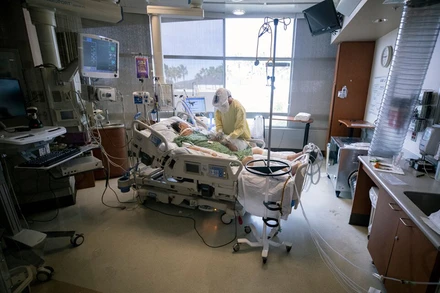 Một bệnh nhân Covid-19 tại Bệnh viện Sharp Grossmont ở La Mesa, California, trong tháng này. Một số bệnh nhân tạo ra kháng thể tương tự như kháng thể được tạo ra trong các bệnh quen thuộc như lupus ban đỏ. (Ảnh: EPA)