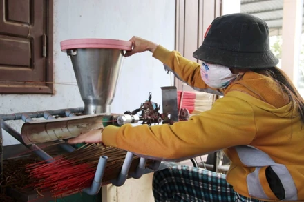 Công việc kết dính hương đã giải quyết được việc làm cho một số phụ nữ ở đây.