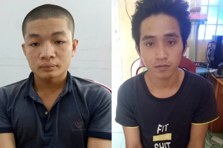 Đối tượng Đặng Hoàng Giang (trái) và Huỳnh Thanh Răng, tại cơ quan Công an.