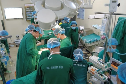 Các bác sĩ hai bệnh viện mổ đẻ cho sản phụ.