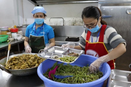 Đồ ăn bảo đảm đủ thịt, cá, rau củ.