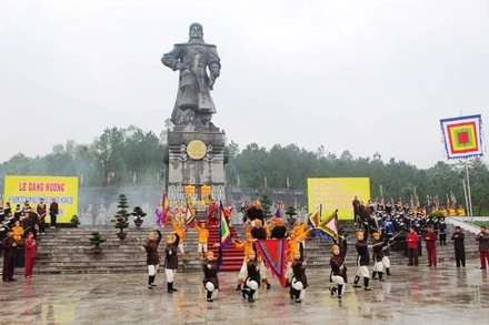 Tái hiện không khí hào hùng khi Hoàng đế Quang Trung lên ngôi tại núi Bân.