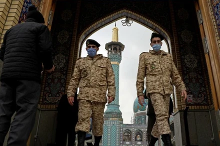 Ngày 5-12-2020, các binh sĩ Iran rời đền Imamzadeh Saleh sau khi Tehran mở cửa trở lại sau hai tuần đóng cửa do bùng phát dịch Covid-19. Ảnh: Reuters.
