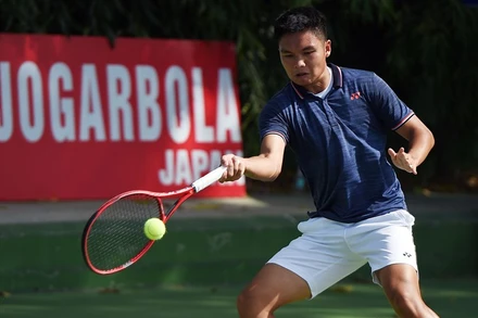 Trịnh Linh Giang phải khá vất vả mới đánh bại được đàn em 16 tuổi Nguyễn Quang Vinh để đoạt vé vào bán kết. (Ảnh: VTF)