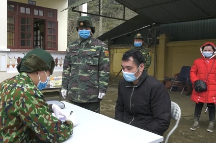 Lấy lời khai đối tượng nhập cảnh trái phép bị bắt giữ ở Đồn Biên phòng Pha Long (Lào Cai).