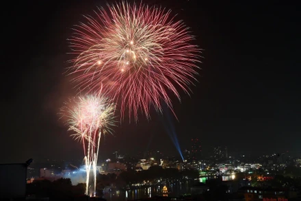 Pháo hoa rực sáng trên bầu trời Hà Nội vào thời khắc bước sang năm mới.