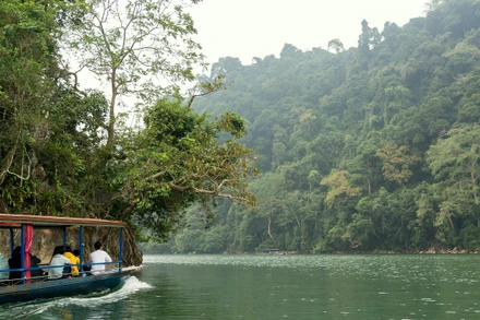 Hồ Ba Bể - viên ngọc bích miền thượng du