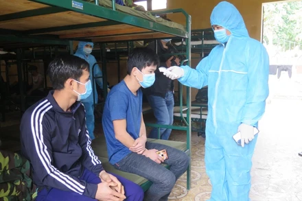 Các y, bác sĩ Trung đoàn 123 (Bộ Chỉ huy Quân sự tỉnh) đang kiểm tra thân nhiệt các công dân từ Trung Quốc trở về.