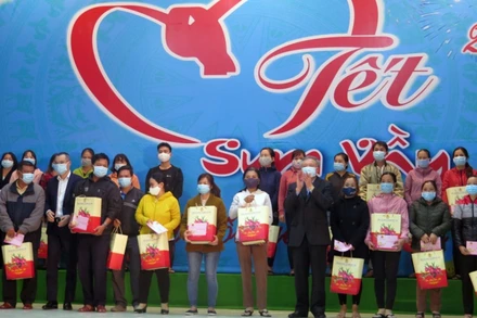 Đồng chí Nguyễn Hòa Bình dự và trao quà tại Chương trình “Tết sum vầy” tại Phú Yên.