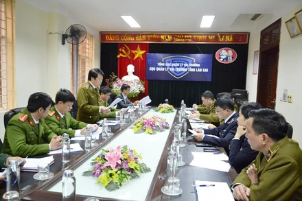 Ông Vũ Hồng Sơn, Phó Chánh Văn phòng Ban Chỉ đạo 389 quốc gia và đoàn công tác làm việc tại Lào Cai.