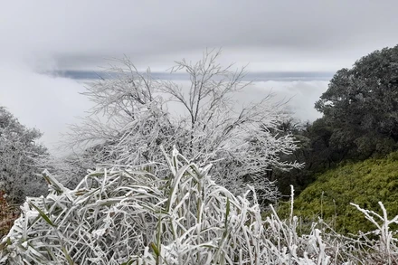 Băng giá phủ trắng xóa đỉnh Phja Oắc