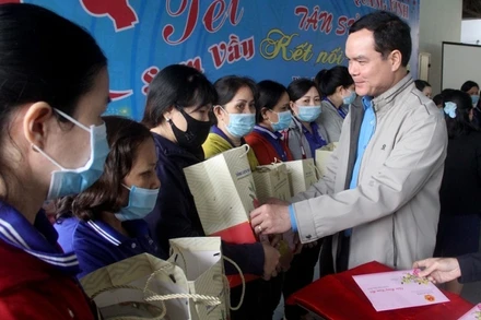 Chủ tịch Tổng LĐLĐ Việt Nam Nguyễn Đình Khang trao quà đoàn viên, NLĐ tại chương trình "Tết sum vầy 2021" cho CNLĐ tỉnh Bình Định.
