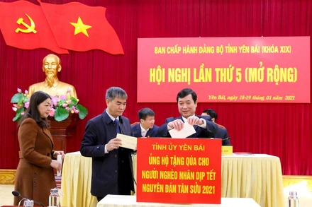 Lãnh đạo tỉnh  Yên Bái tham gia ủng hộ người nghèo trong Hội nghị BCH Đảng bộ, sáng 18-1.