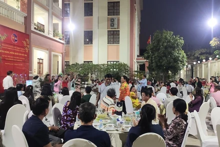 Bà con gốc Việt tại Campuchia tham dự liên hoan mừng Đảng, mừng xuân 2021.