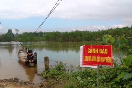 Đoạn đường liên xã bị ngập gần 1m, nhiều tháng qua, người dân phải dùng ghe, thuyền để đi lại.