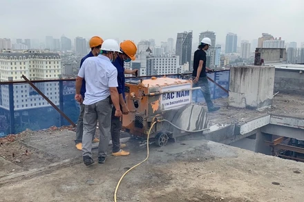 Nhà thầu phá dỡ phần diện tích sai phạm tại tầng 18 công trình 8B Lê Trực.