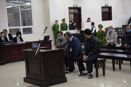 Bị cáo Vũ Huy Hoàng cùng đồng phạm tại phiên tòa sơ thẩm.