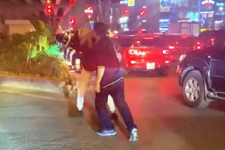 Vũ Ngọc Long hành hung nam thanh niên được người dân ghi lại và đăng lên mạng xã hội khiến nhiều người bức xúc trước hành vi côn đồ.