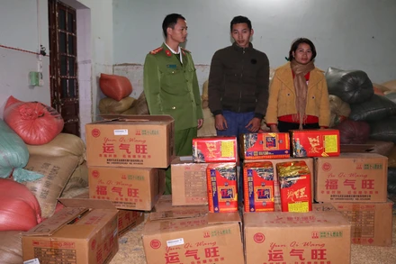 Các đối tượng và tang vật khi bị bắt giữ.