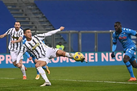 Pha làm bàn mở tỷ số của Ronaldo. (Ảnh: Series A)