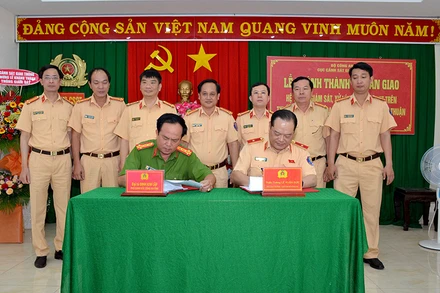 Thiếu tướng Lê Xuân Đức (người ngồi, bên phải), Cục phó Cục CSGT, Bộ Công an ký biên bản bàn giao hệ thống camera giám sát trên Quốc lộ 1A, đoạn qua Bình Thuận cho Công an tỉnh Bình Thuận.