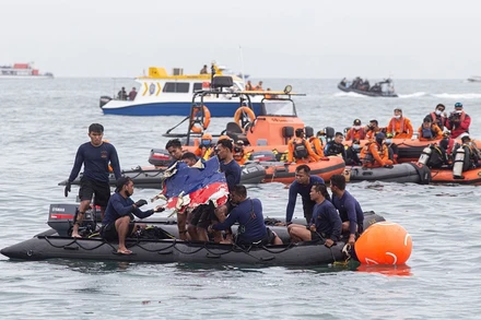 Các đội thợ lặn tìm kiếm máy bay gặp nạn ở vùng biển ngoài khơi Jakarta. (Ảnh: Getty Images)