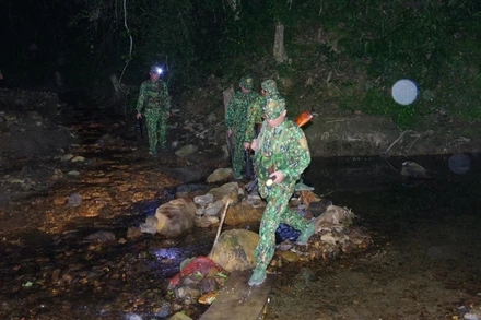 Cán bộ, chiến sĩ chốt số 4, thuộc đồn Biên phòng cửa khẩu quốc tế Nậm Cắn tuần tra trong đêm.