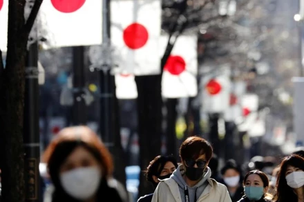 Người Nhật Bản ở Tokyo đi bộ đeo khẩu trang bảo vệ trong bối cảnh dịch Covid-19 bùng phát ngày 10-1. Ảnh: Reuters.