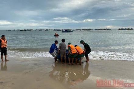 Lực lượng tìm kiếm đã tìm thấy và đưa thi thể nạn nhân thứ hai vào bờ.