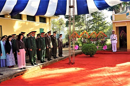 Các đại biểu mặc niệm tưởng nhớ các chiến sĩ cách mạng từng bị bắt, tù đày, hy sinh tại Di tích lịch sử quốc gia đặc biệt Nhà đày Buôn Ma Thuột.