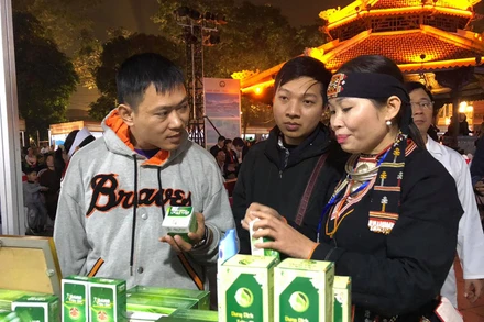 Du khách tham quan, tìm hiểu các sản vật của tỉnh Hòa Bình.