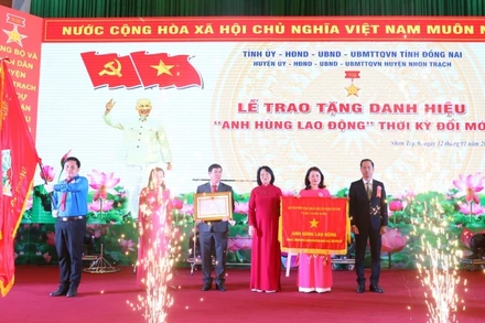 Phó Chủ tịch nước Đặng Thị Ngọc Thịnh trao danh hiệu Anh hùng Lao động thời kỳ đổi mới cho lãnh đạo huyện Nhơn Trạch.