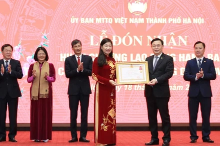 Bí thư Thành ủy Hà Nội Vương Đình Huệ trao Huân chương Lao động hạng Ba cho Ủy ban MTTQ Việt Nam thành phố Hà Nội.
