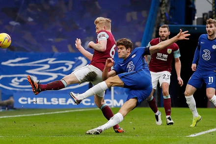 M. Alonso (số 3, áo xanh) ghi bàn đẹp mắt cho Chelsea.