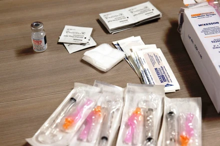 Lọ vaccine Covid-19 của Moderna bên cạnh kim tiêm và băng gạc. Ảnh: Getty Images.